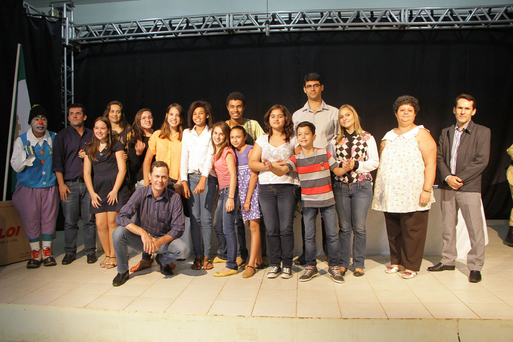 Alunos do grupo teatral da Escola Municipal Monteiro Lobato